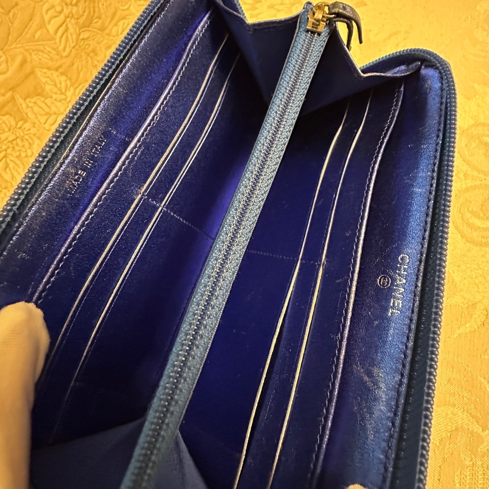 AUTHENTIC: CHANEL Boy Patent Leather Zippy Wallet - full inclusion - Picture 13 of 15